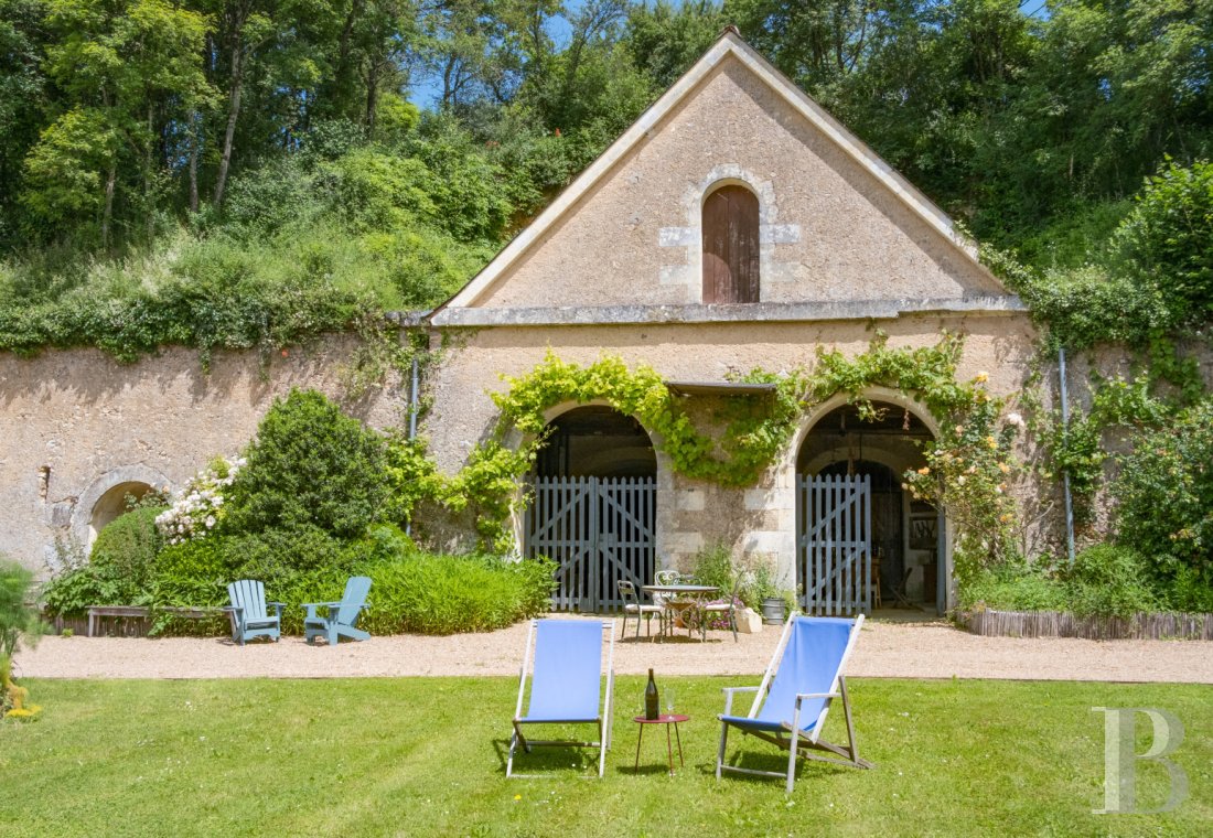 A artists' house with a cluster of small houses on the way to Le Mans - photo  n°48